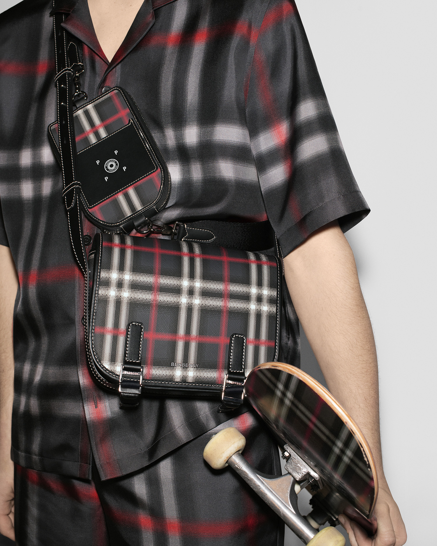 扉_Burberry-Pop-Trading- 