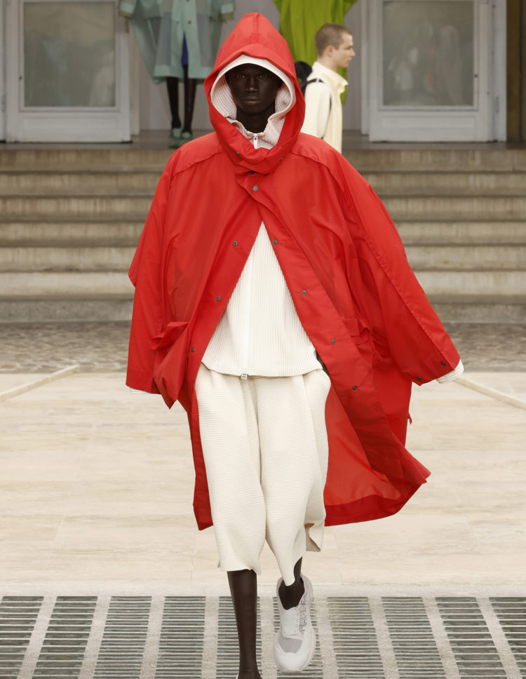 PFW SS25 HOMME PLISSE ISSEY MIYAKE ”UP, UP, AND AWAY”